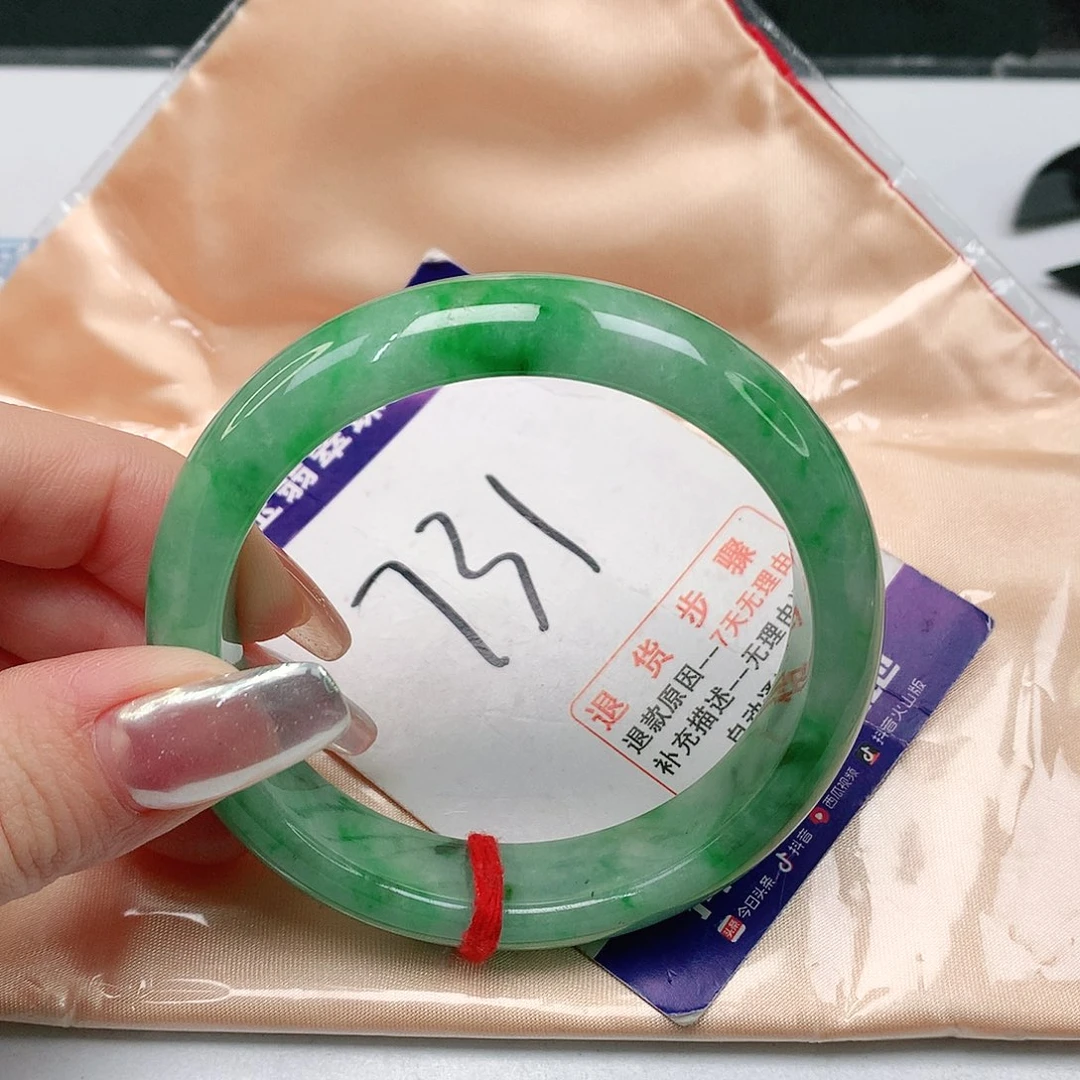 翡翠手镯未镶嵌往***?翡翠手镯