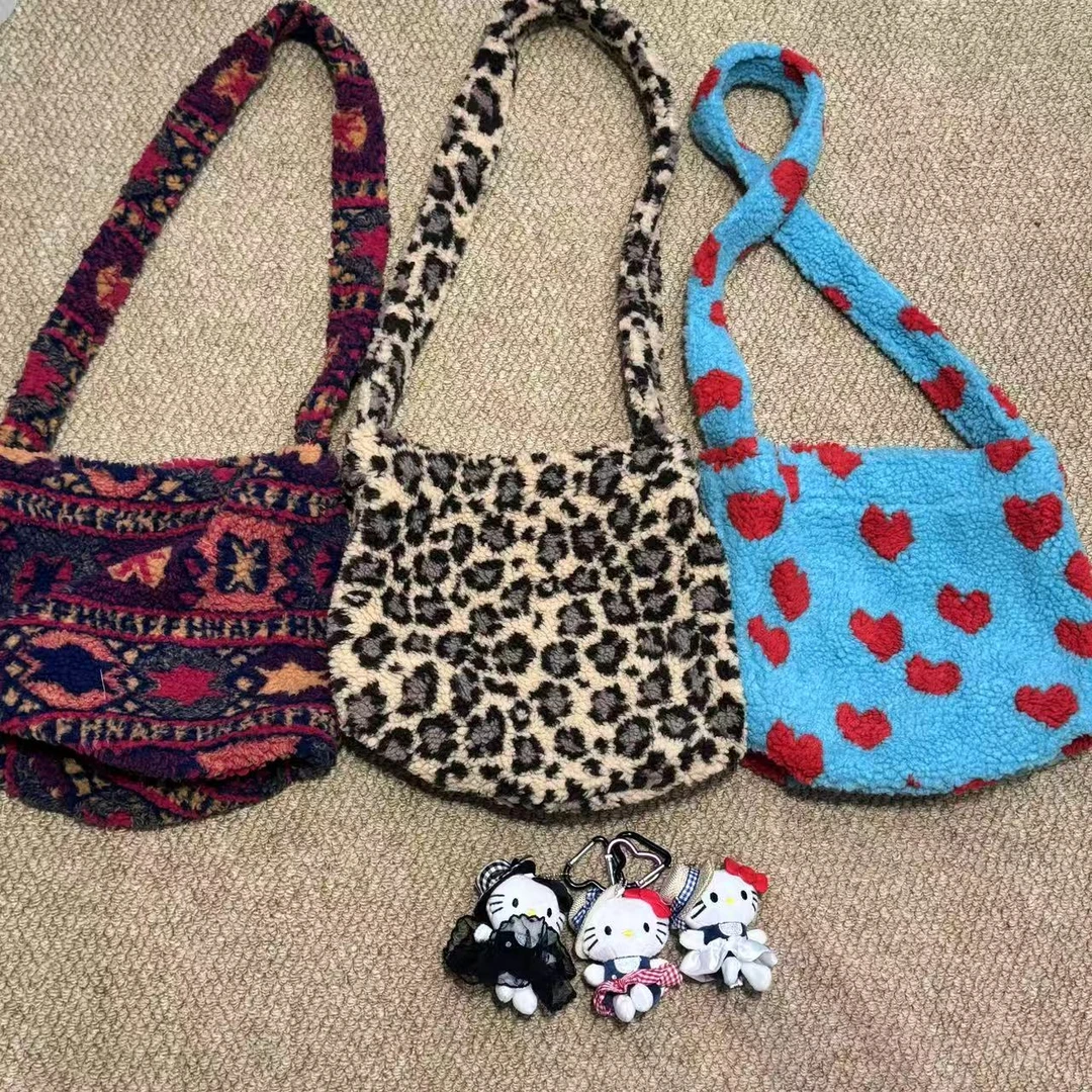 勃肯鞋一双＋kttiy随机色挂件一个＋韩系包包一个＋反转巴黎香水一瓶