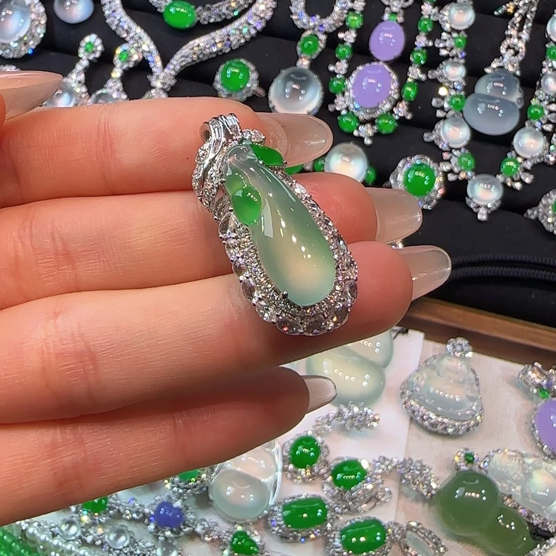 翡翠18K金镶嵌颈饰