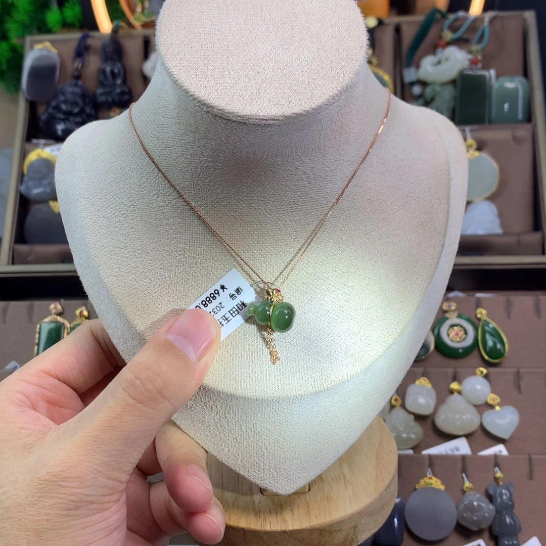 和田玉吊坠18K金镶嵌