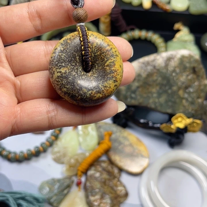 透闪石质玉吊坠未镶嵌马****3