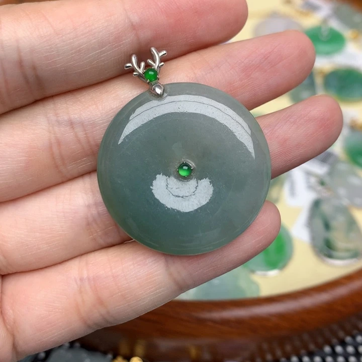 颈饰18K金镶嵌翡翠越*