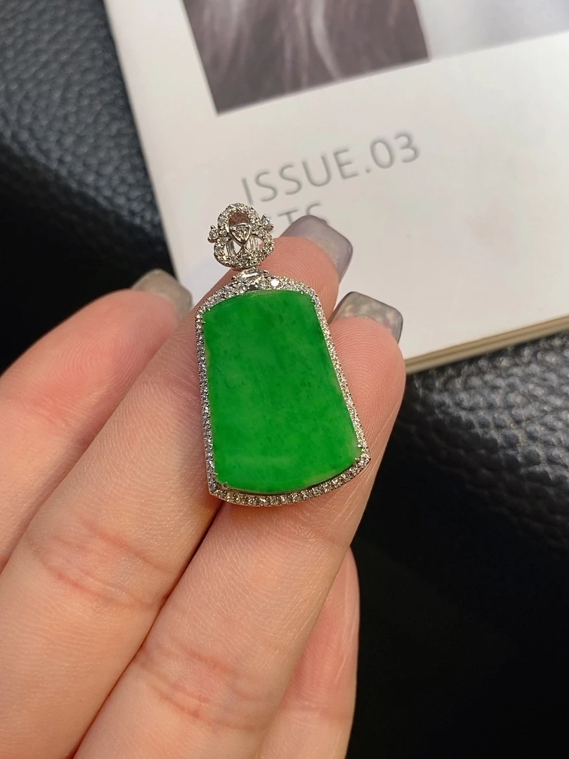 【伊玥珠宝】福利款天然缅甸翡翠A货 阳绿无事牌吊坠