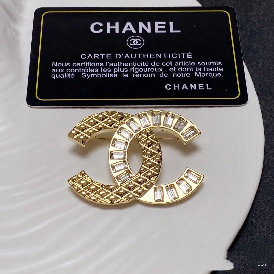 未使用 Chanel/香奈儿 金色浮雕菱格纹素拼钻胸针 18c/AX0317