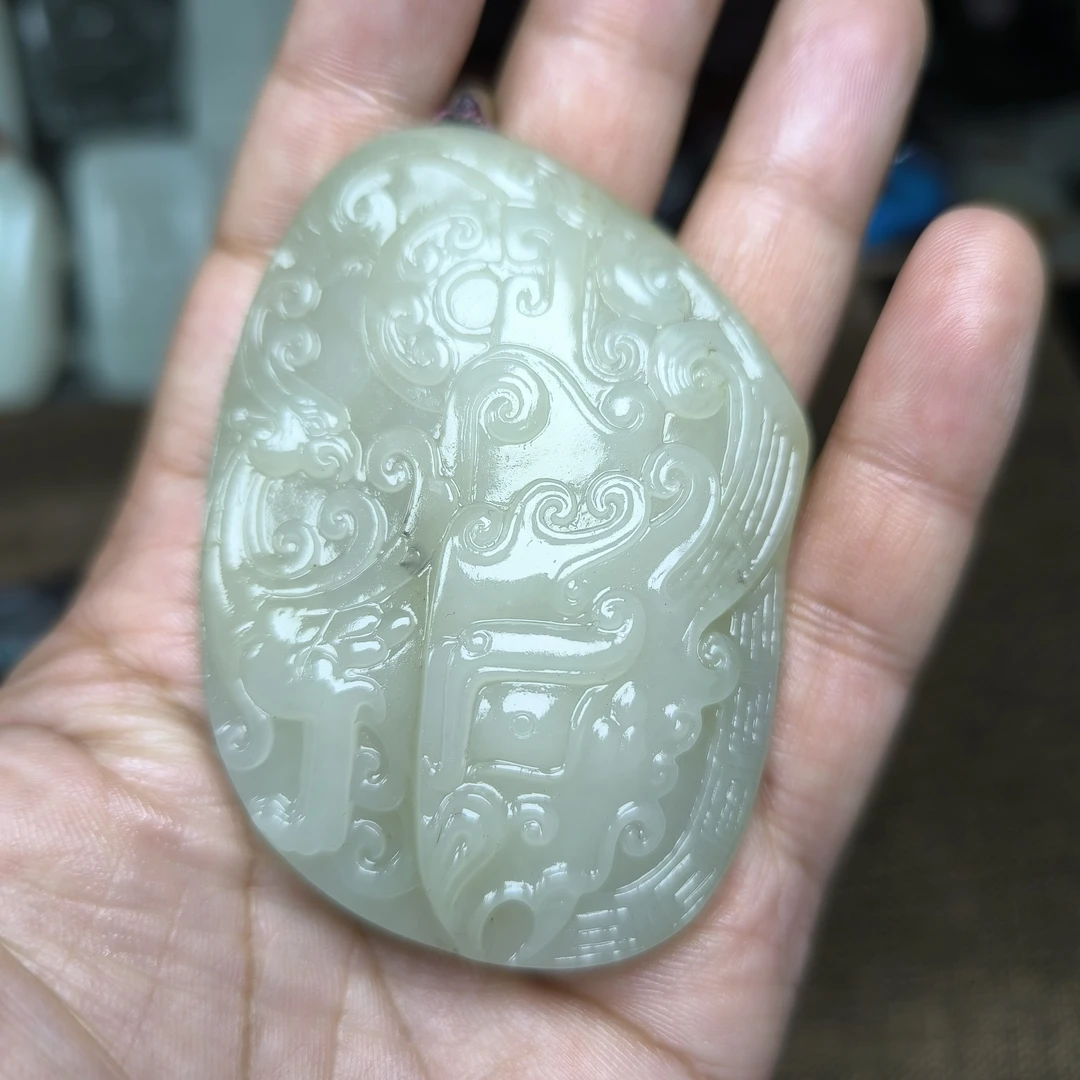 新疆和田玉籽料随形牌子挂件