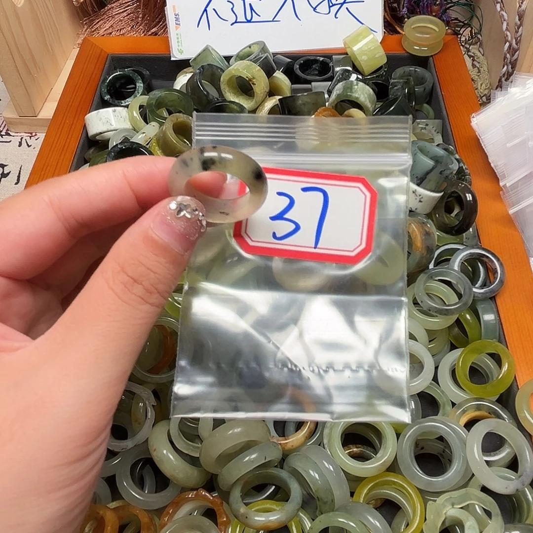 月***初未镶嵌蛇纹石玉珠宝奇石