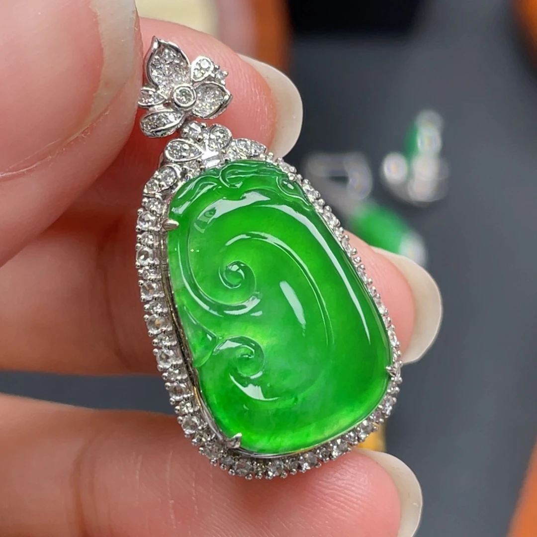 翡翠18K金镶嵌颈饰绿如意