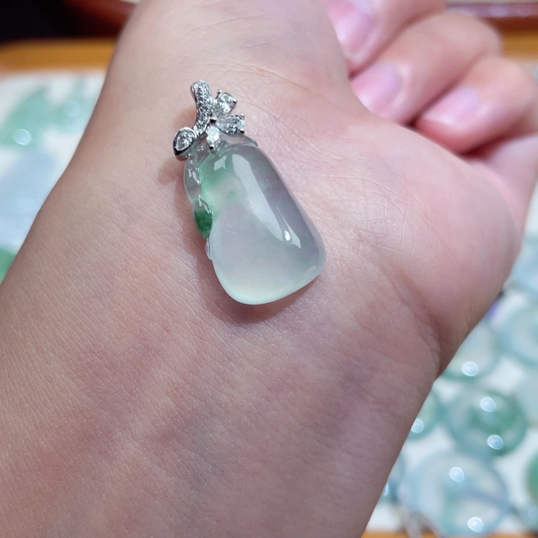 翡翠18K金镶嵌颈饰福瓜