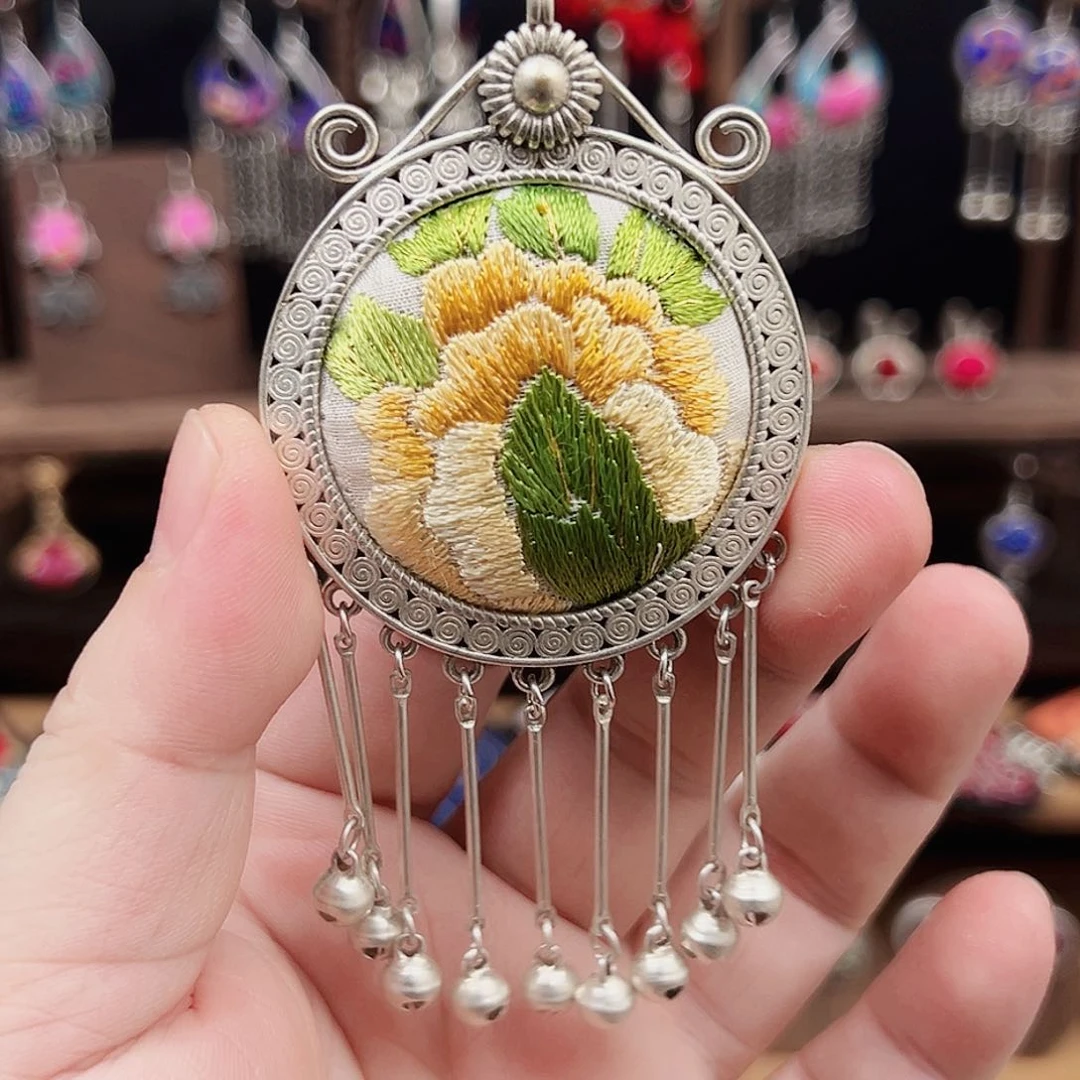 刺绣非遗手作饰品