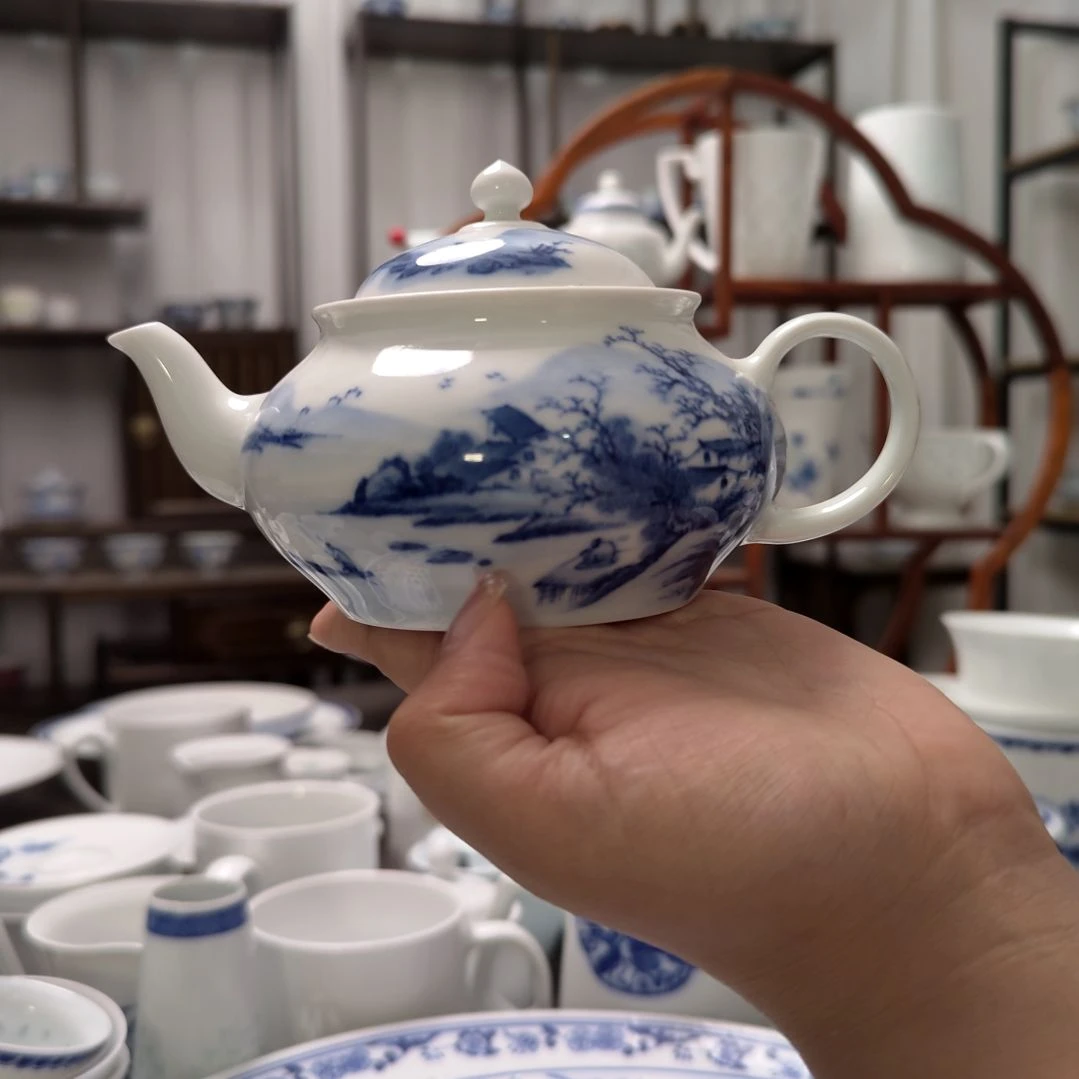 瓷手绘山光水色茶壶一个