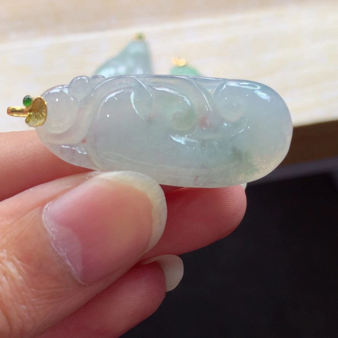 翡翠18K金镶嵌颈饰吊坠