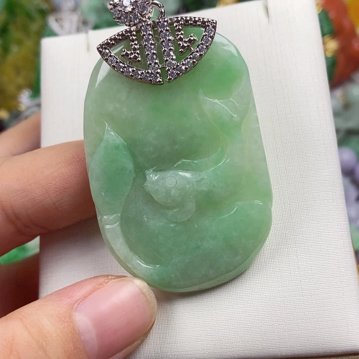 翡翠未镶嵌吊坠(赠链)