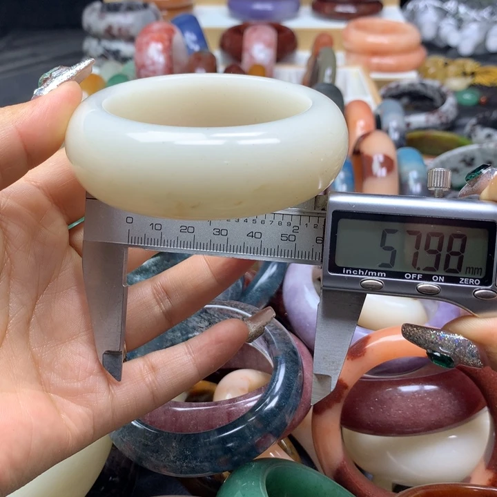 未镶嵌手镯石英质玉