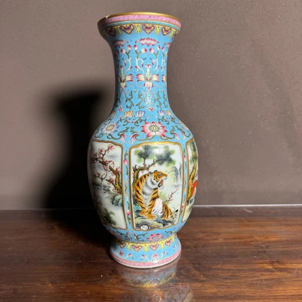 清珐琅彩描青缠枝莲多面开窗十二生肖图赏瓶