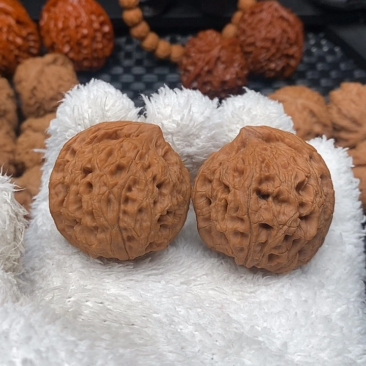 文玩核桃把件全品水龙纹异形鹰嘴