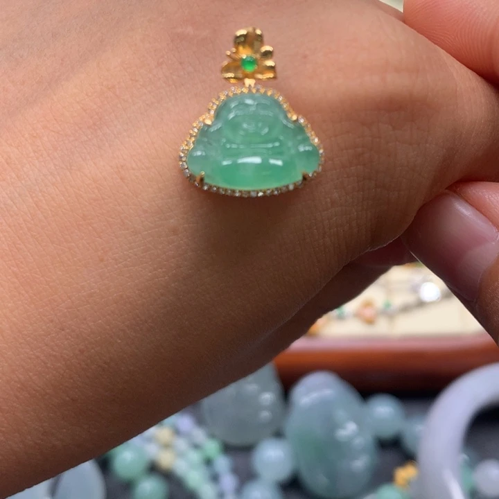 翡翠18K金镶嵌颈饰佛公