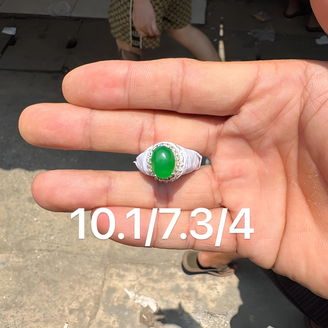 0622(小哪吒在源头)冰种翡翠阳绿戒面干净肉细饱满荧光足M140
