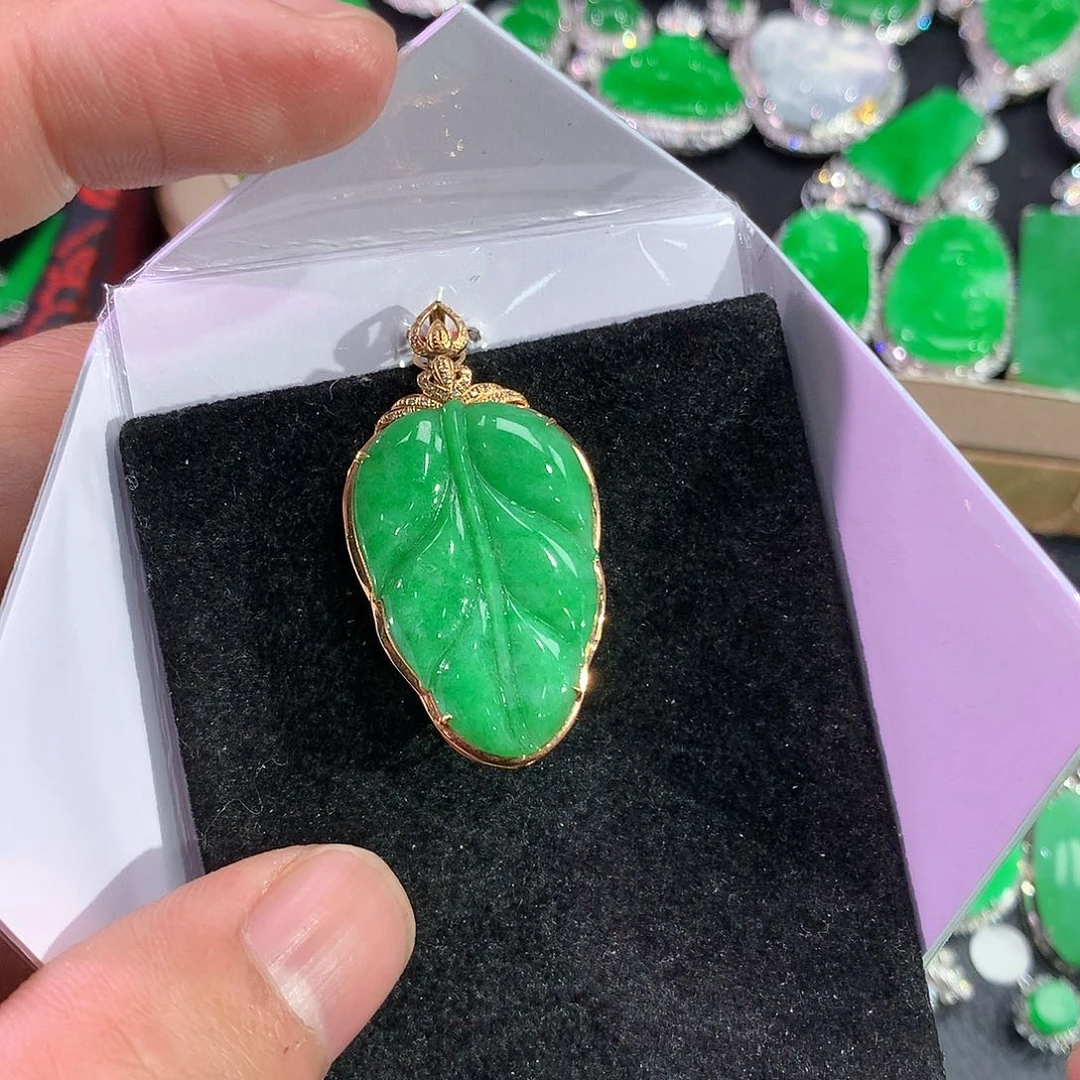 翡翠吊坠(赠链)18K金镶嵌两*云