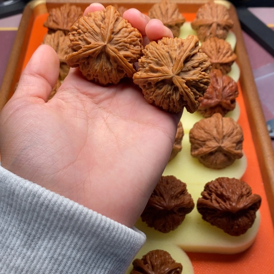 吊坠桃核白狮子正奔