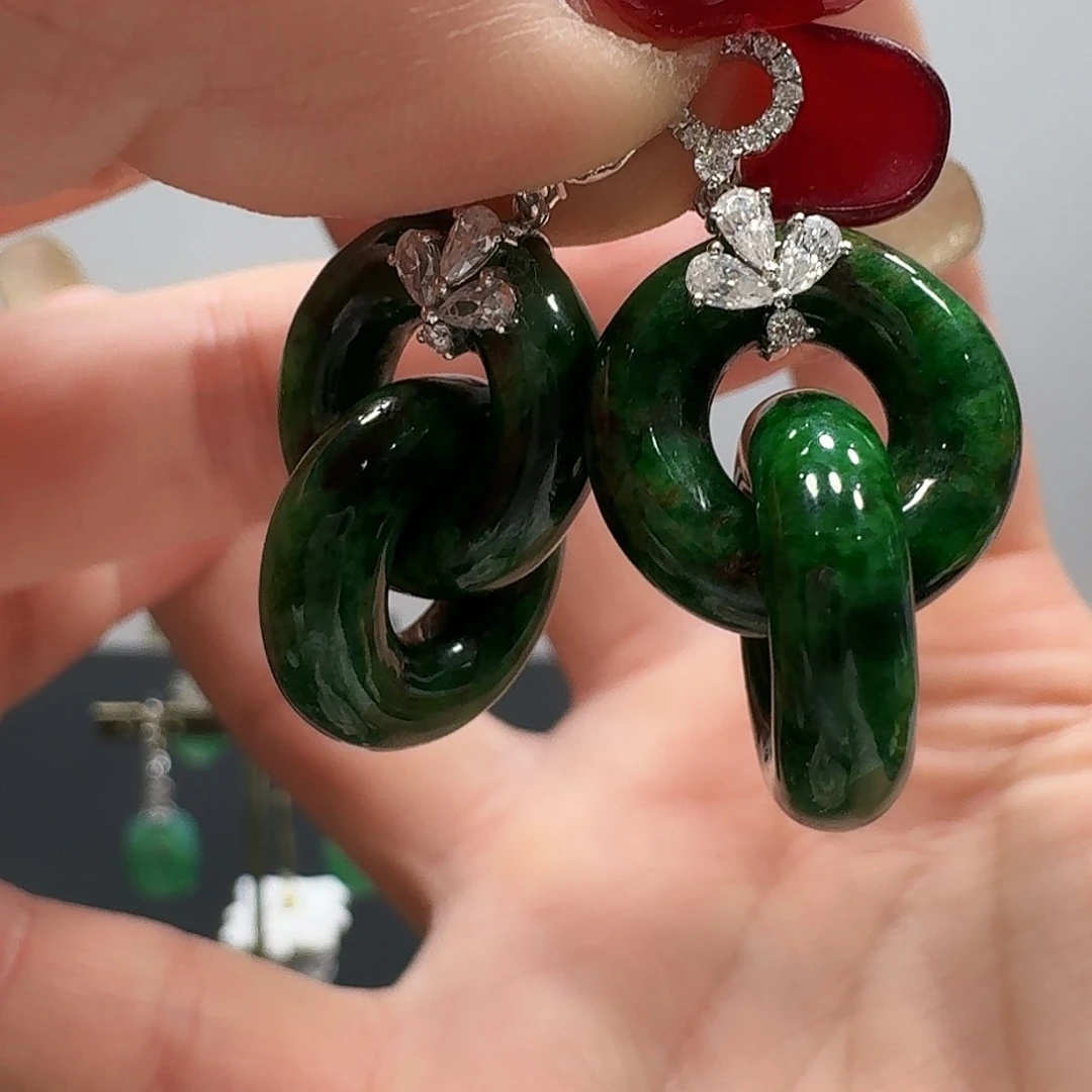 翡翠耳饰18K金镶嵌*‍*耳饰 不含耳扣。