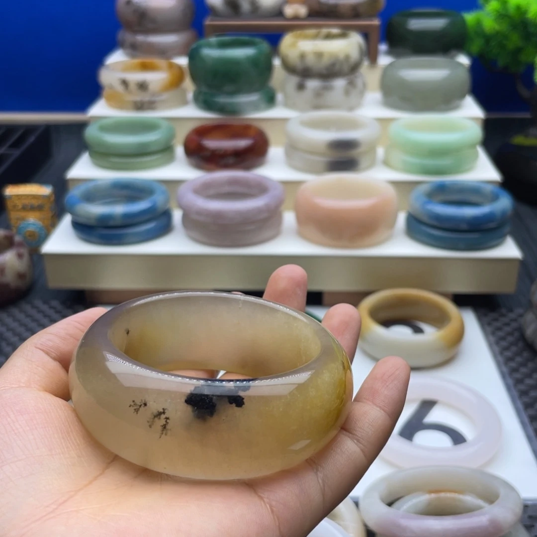 没***事石英质玉手镯未镶嵌