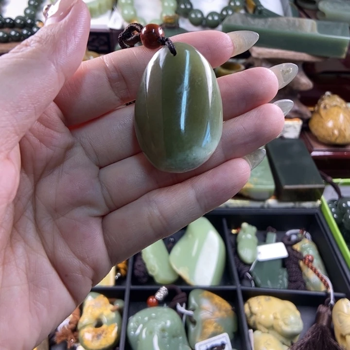 颈饰未镶嵌透闪石质玉