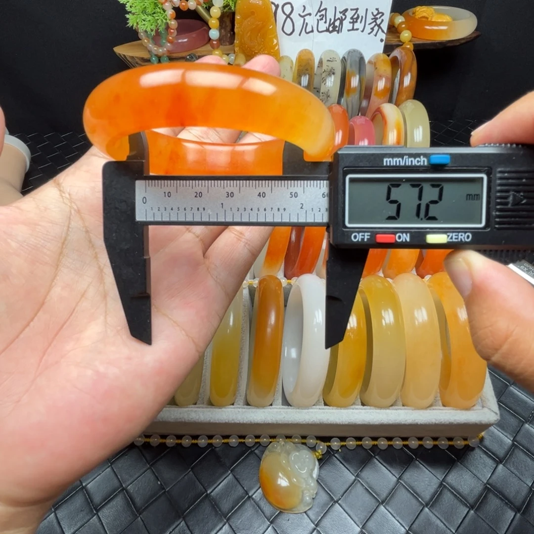 未镶嵌石英质玉（黄龙玉）手镯