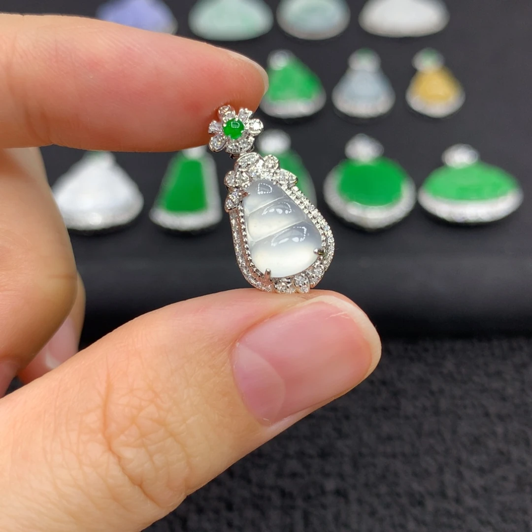 翡翠18K金镶嵌颈饰豆子