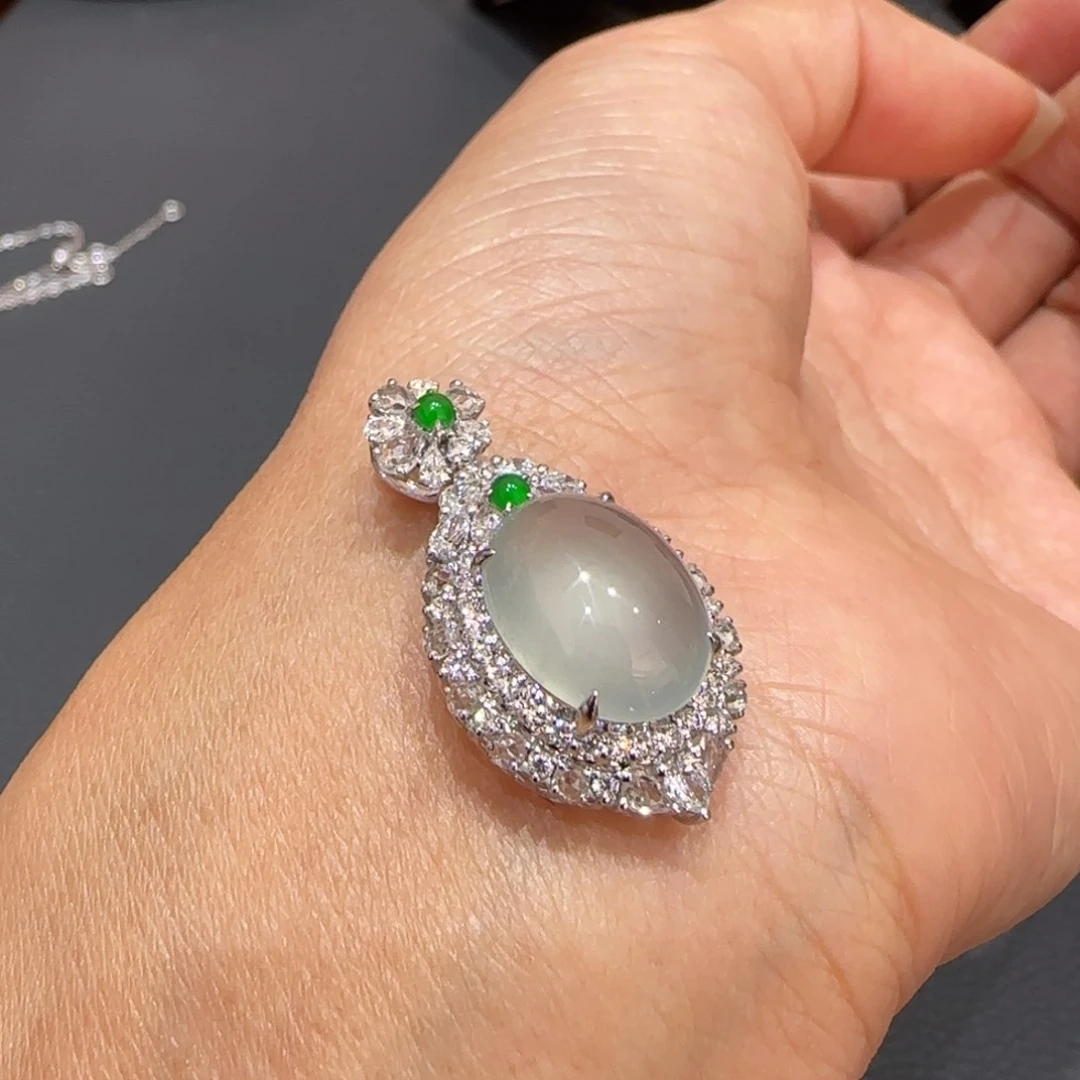 翡翠颈饰18K金镶嵌蛋面