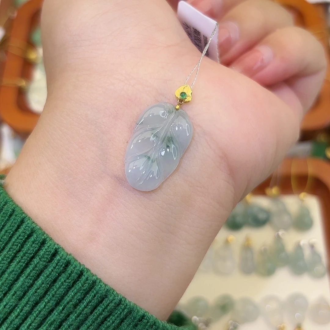 颈饰18K金镶嵌翡翠叶子