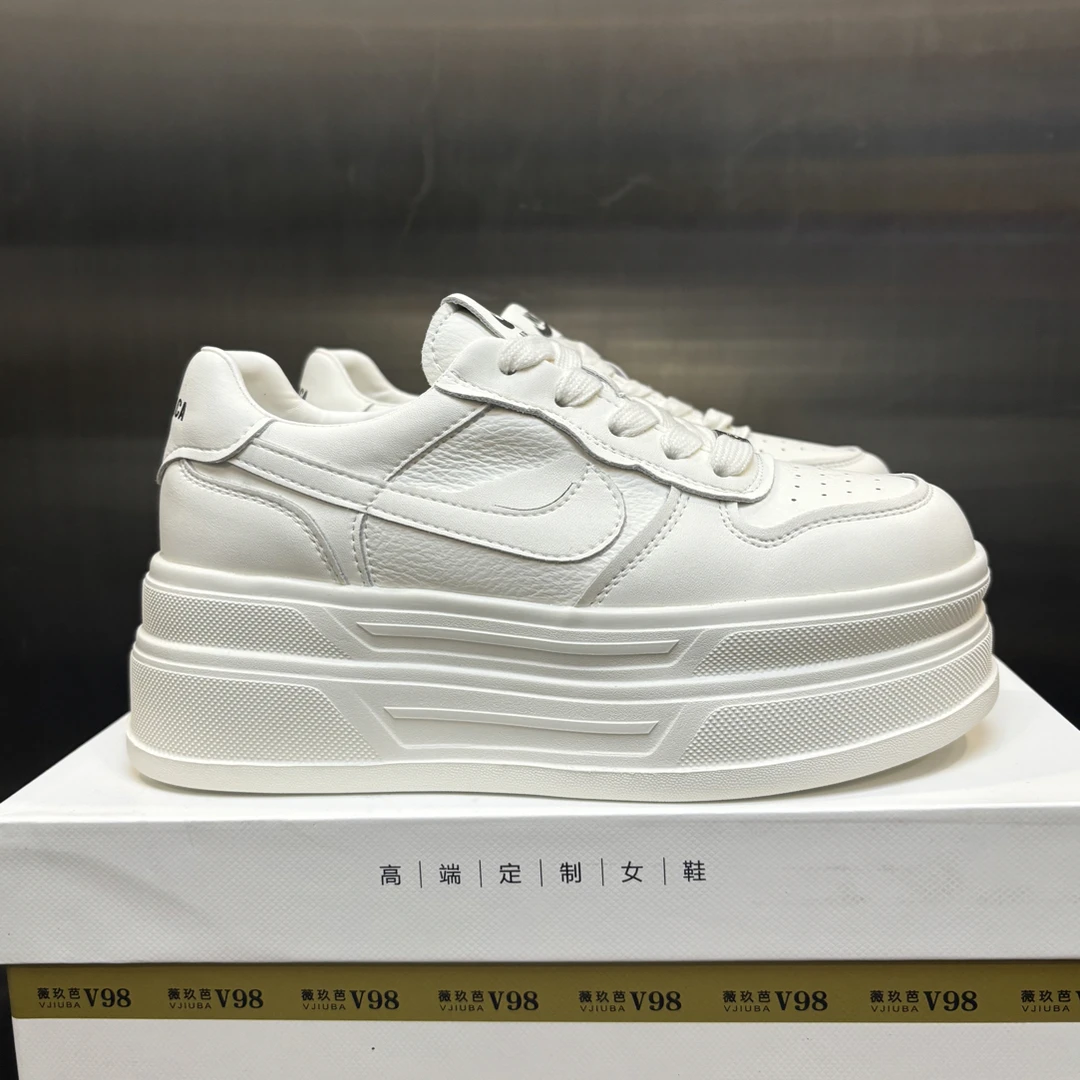 2025秋季新款真皮厚底6.CM增高轻便小白鞋女板鞋百搭运动休闲女鞋