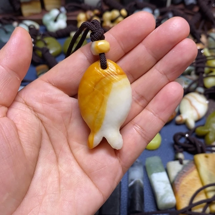 红***姐未镶嵌蛇纹石玉颈饰