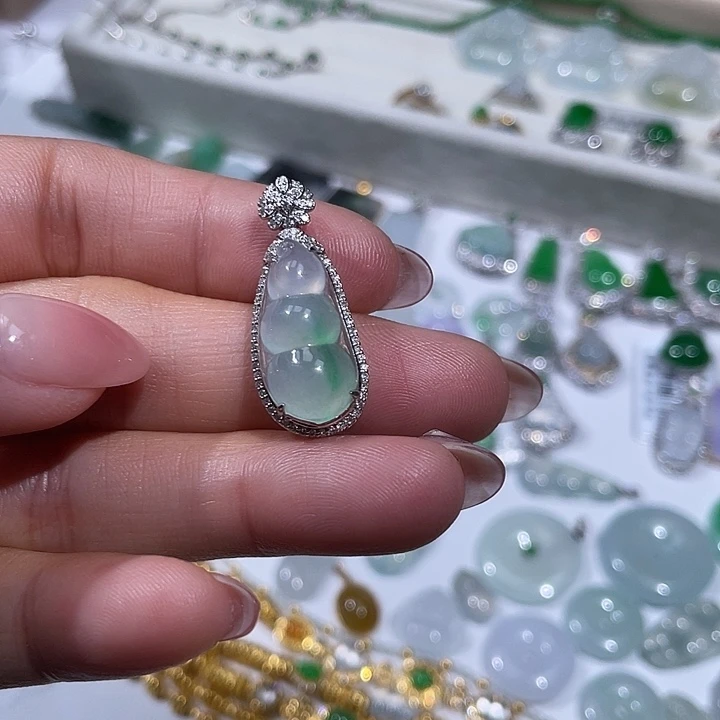 翡翠18K金镶嵌颈饰