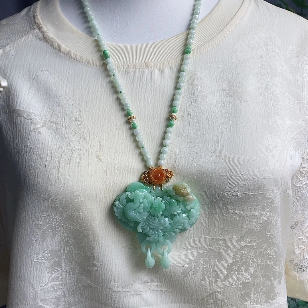 翡翠未镶嵌吊坠(赠链)