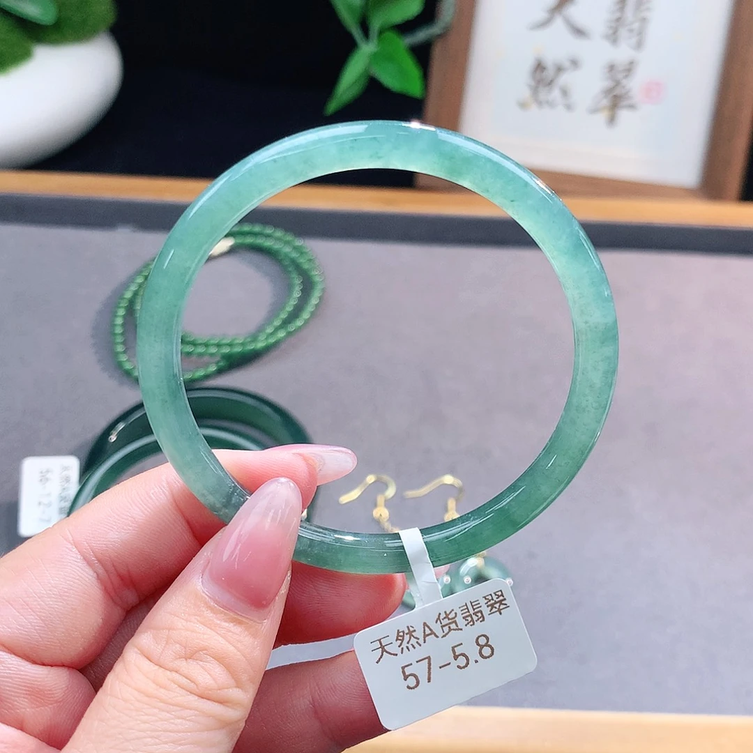 翡翠手镯（圆镯）未镶嵌