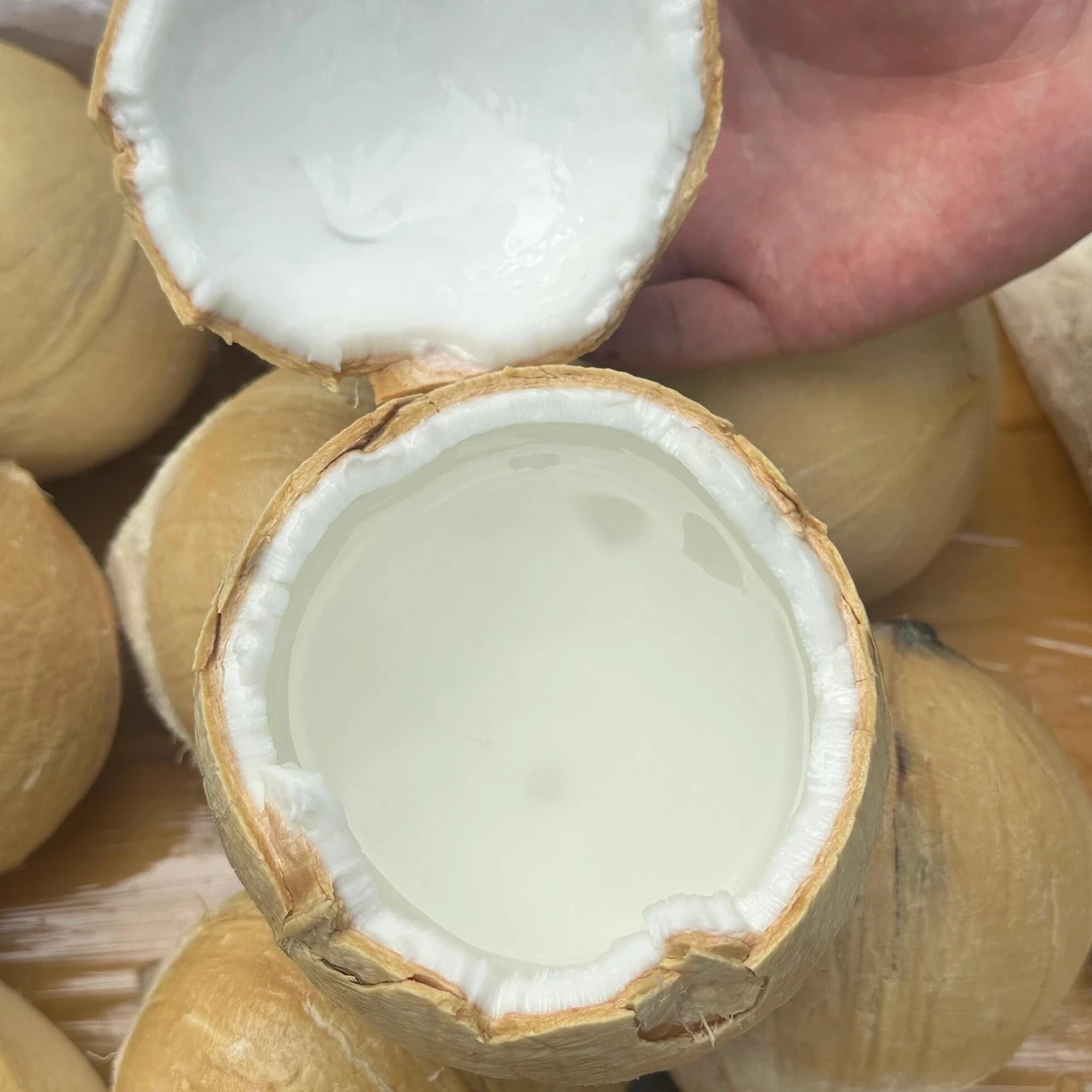 泰国椰皇单果300克左右喝完椰汁后是满满的椰肉，椰青白白嫩嫩