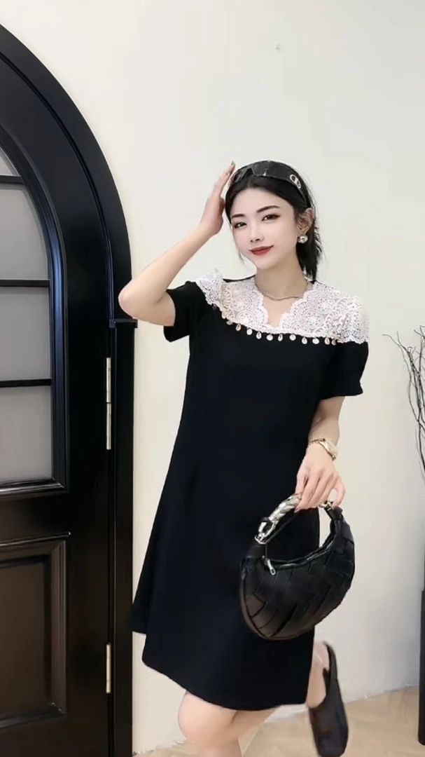 N8852轻奢简龄遮肉显瘦雷丝拼接V领小个子连衣裙