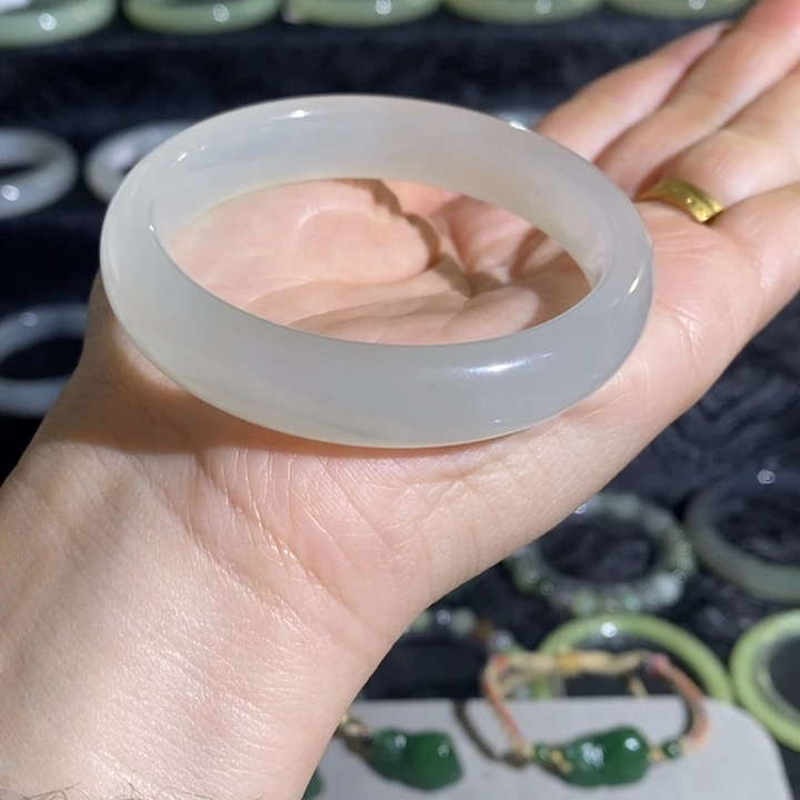 和田玉未镶嵌手镯