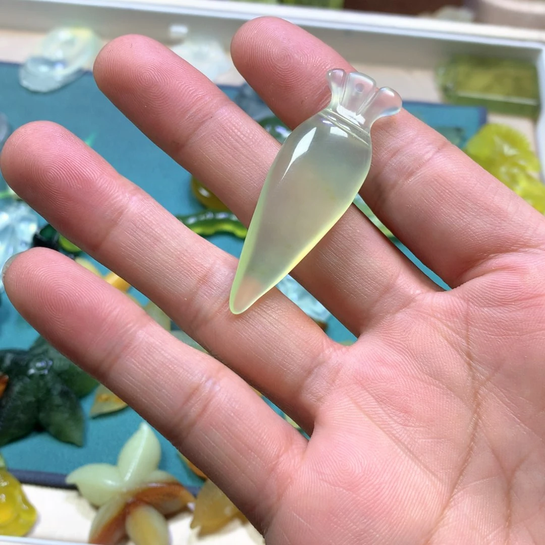 岫玉颈饰未镶嵌胡萝卜