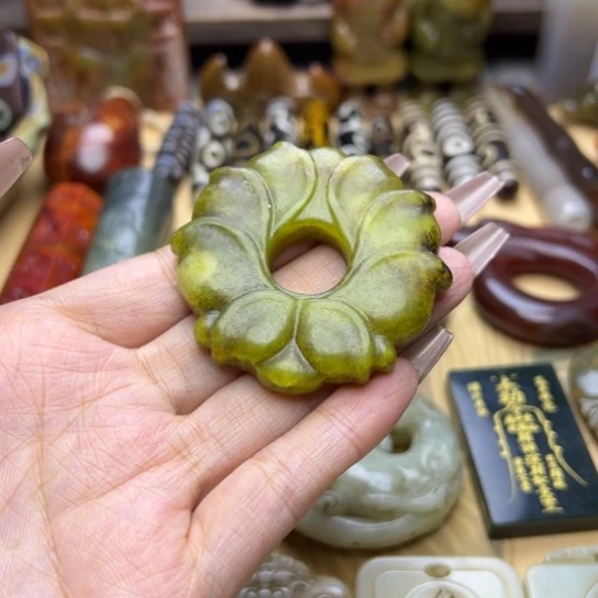 蛇纹石玉未镶嵌颈饰