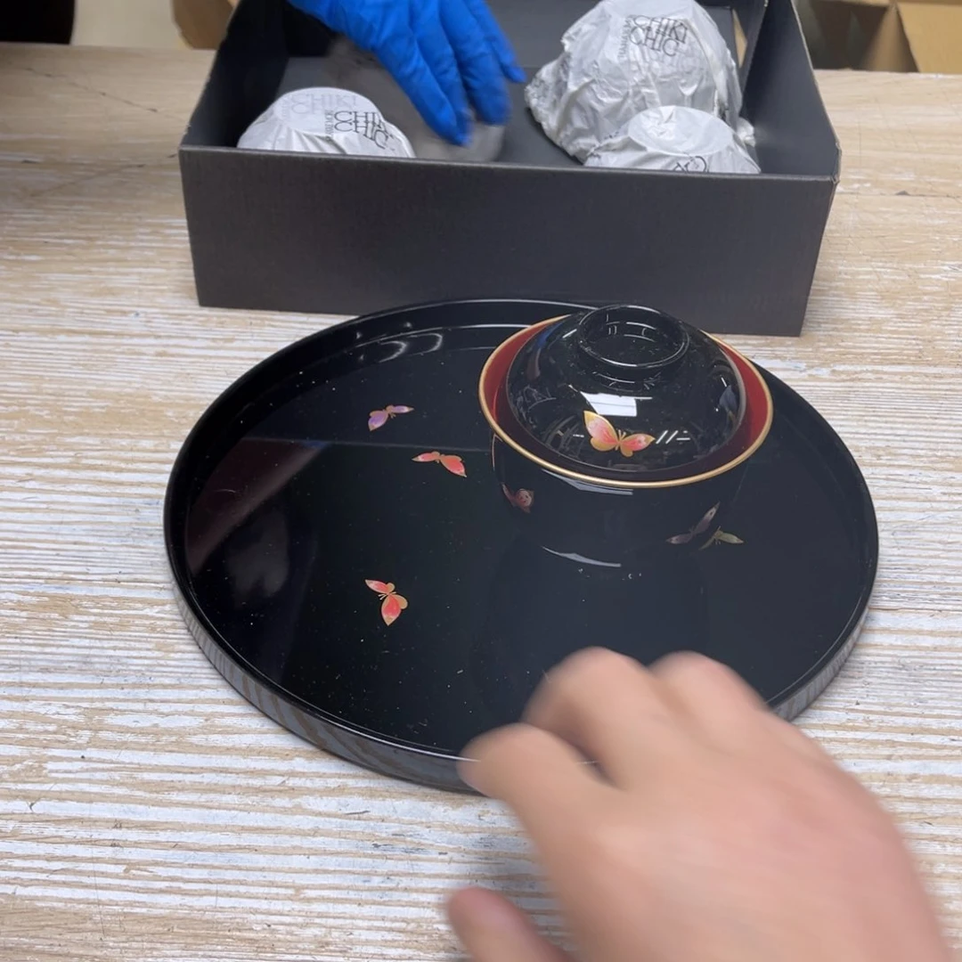 瓷片和**都密密麻麻地排列着一个