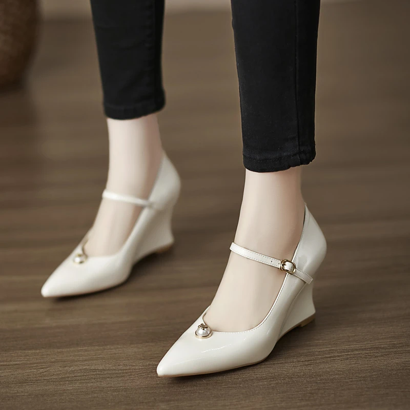 修悦女鞋~8cm气质高跟鞋不累脚坡跟单鞋米白色水钻一字扣玛丽珍鞋