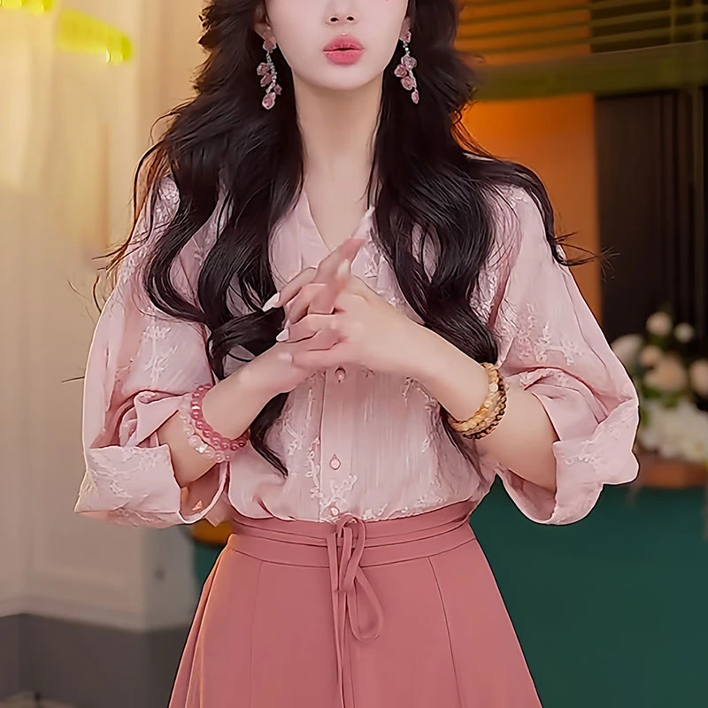 粉色V领刺绣提花衬衫女2025夏季新款高级感洋气减龄宽松休闲上衣