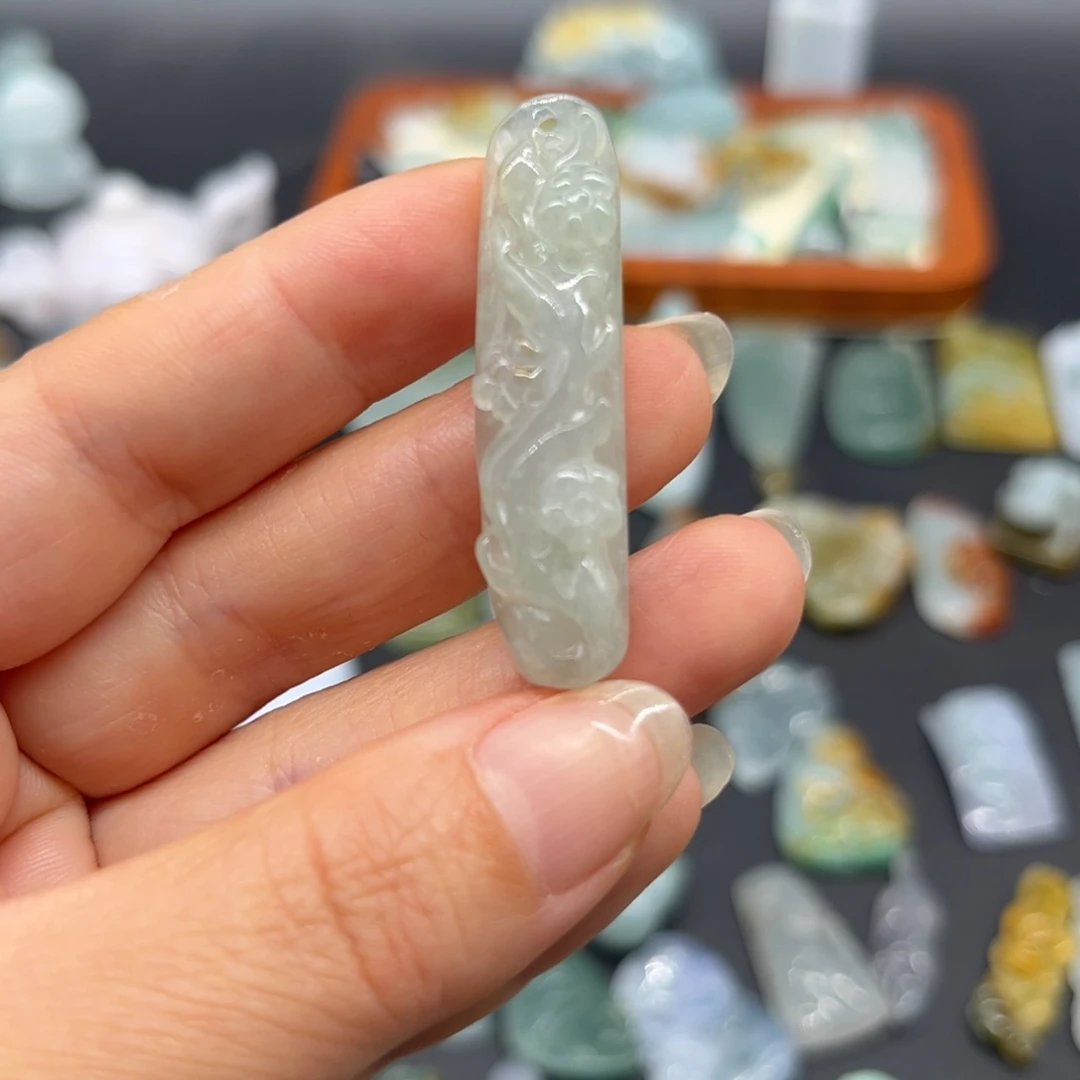 翡翠未镶嵌颈饰梅花