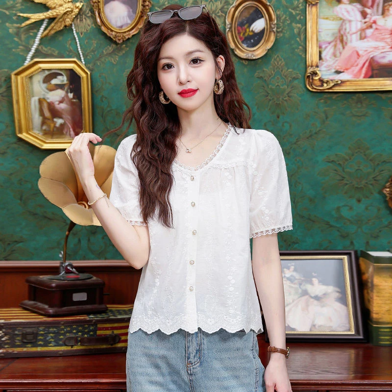 法式减龄洋气设计感衬衫夏新款气质百搭绣花显瘦短袖上衣V领小衫
