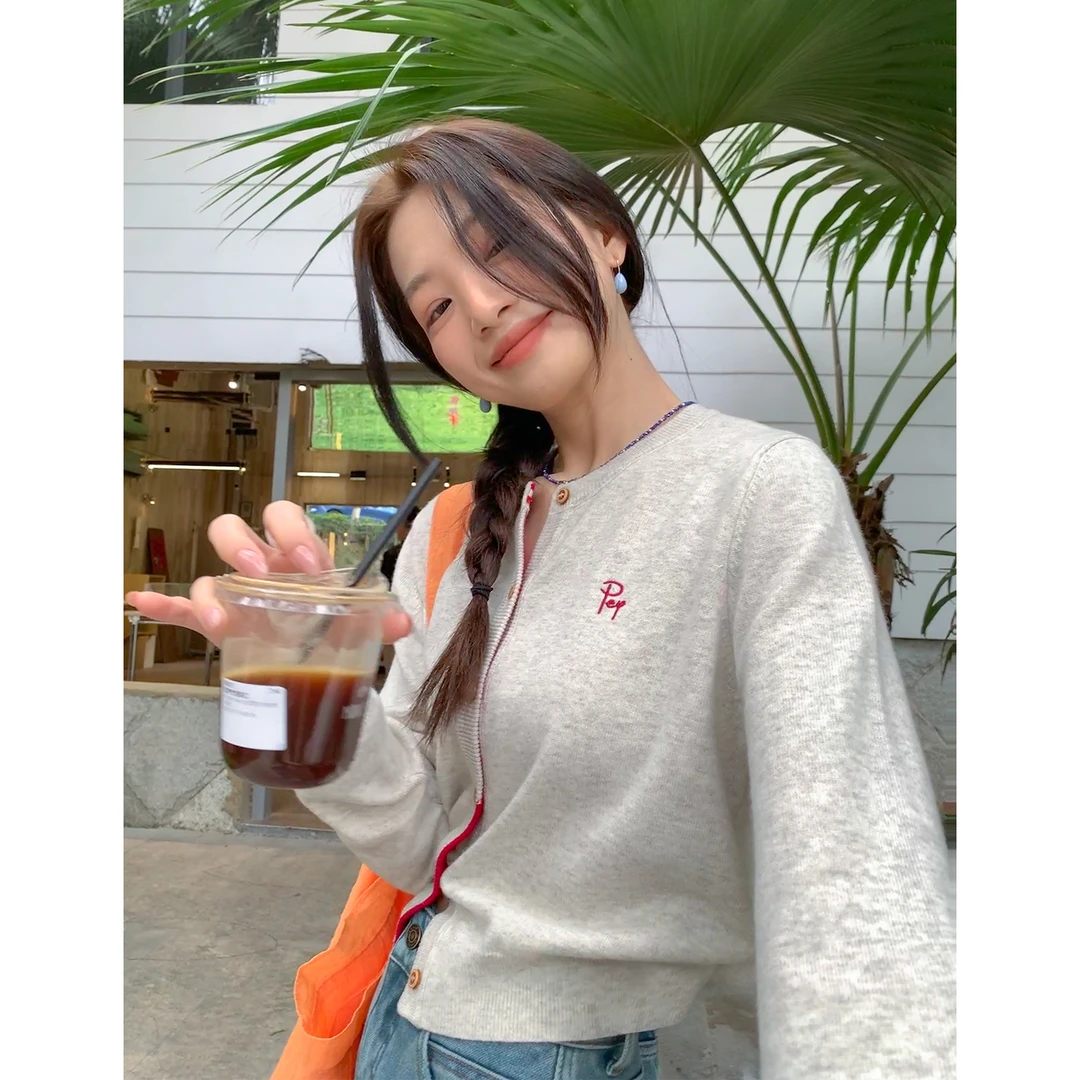 【西西里安】 燕麦拿铁~撞色红刺绣单排扣短款薄针织衫