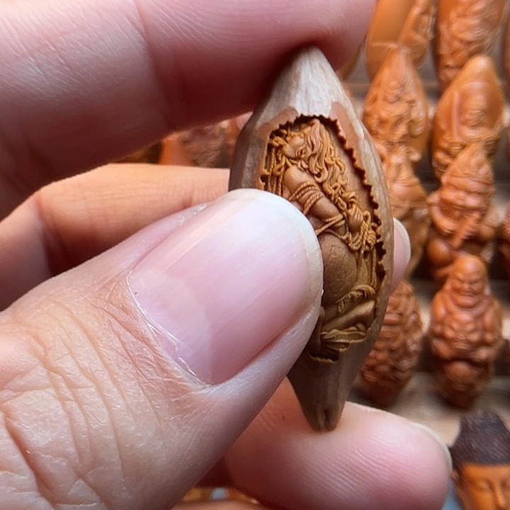 橄榄核吊坠18美女