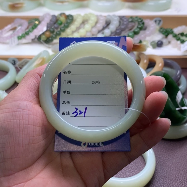 和田玉未镶嵌手镯