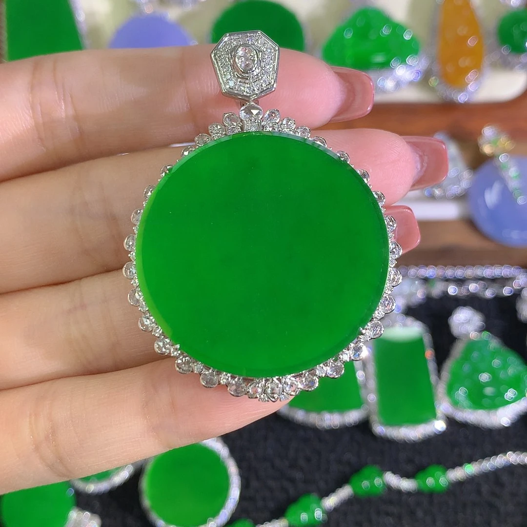 颈饰18K金镶嵌翡翠无事牌