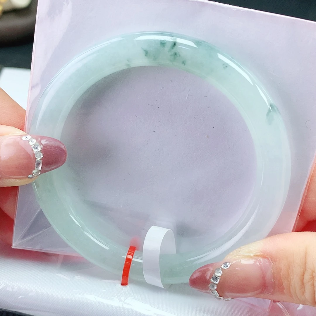 翡翠手镯未镶嵌55圈